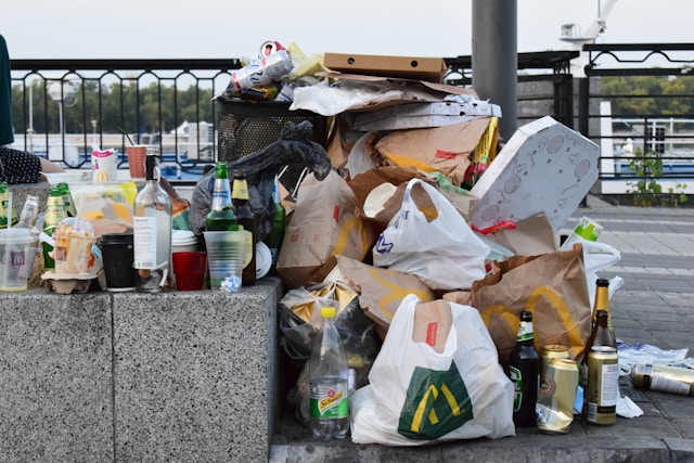 Jalan berlubang besar membahayakan pengendara di Ujung
